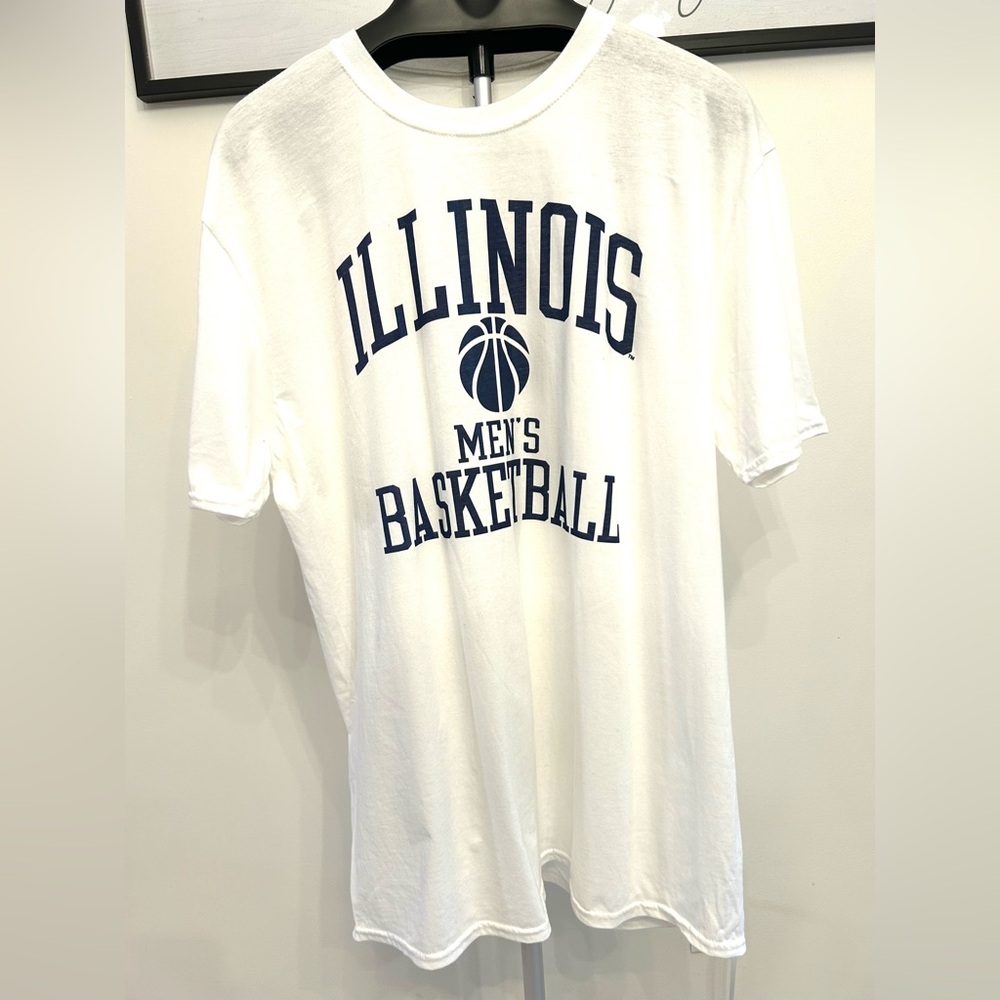 NWOT Men’s Illinois Fighting Illini In Bounds T-Shirt Size XL White Color